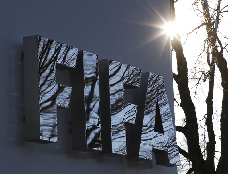 &copy; Reuters. شعار الاتحاد الدولي لكرة القدم (الفيفا) خارج مقره في زوريخ بسويسرا. صورة من أرشيف رويترز.

