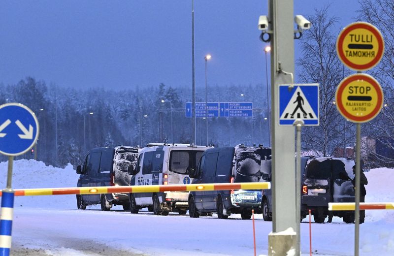 © Reuters. FILE PHOTO: Vehicles of Finnish police are seen parked at the re-opened Vaalimaa border checkpoint between Finland and Russia in Virolahti, Finland December 14, 2023. Lehtikuva / Heikki Saukkomaa/via REUTERS/File Photo