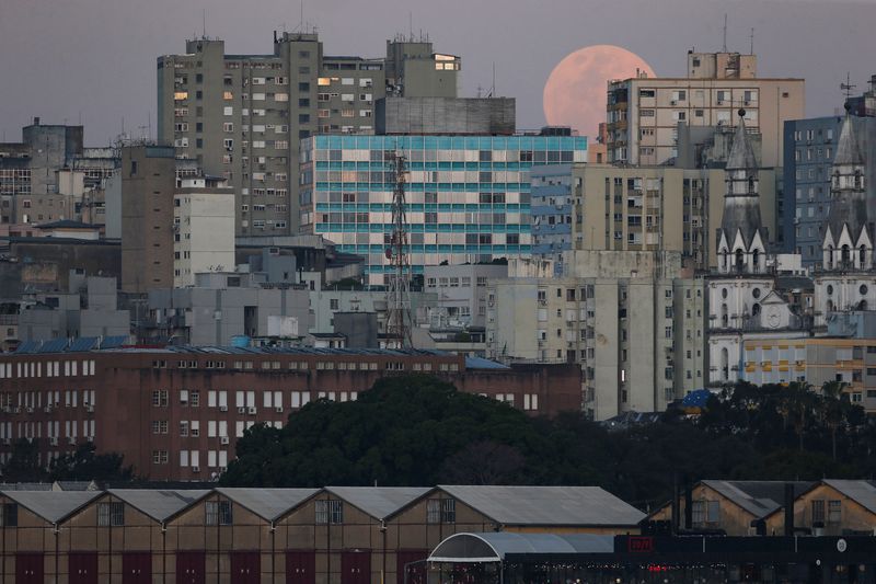 &copy; Reuters. Imagen de archivo: paisaje urbano en Porto Alegre, Brasil, el 30 de agosto de 2023. REUTERS/Diego Vara