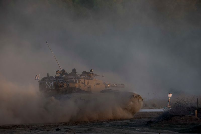 &copy; Reuters. Tanque israelense perto da fronteira com Gaza
 11/12/2023  REUTERS/Amir Cohen