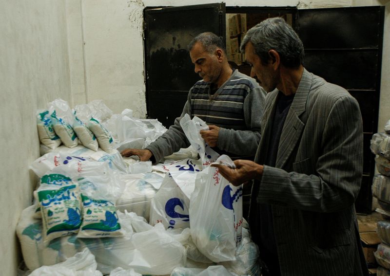 &copy; Reuters. مصريون يتسوقون لشراء سلع غذائية مدعومة في أحد مراكز السلع الاستهلاكية في العاصمة المصرية القاهرة يوم 4 ديسمبر كانون الأول 2023. تصوير: شكري حس