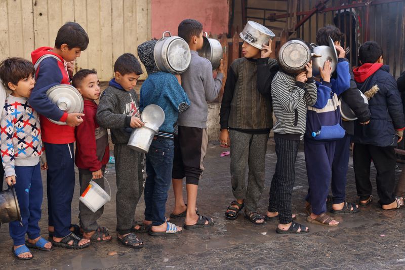 &copy; Reuters. Crianças palestinas aguardam por comida em Rafah
 14/12/2023   REUTERS/Saleh Salem