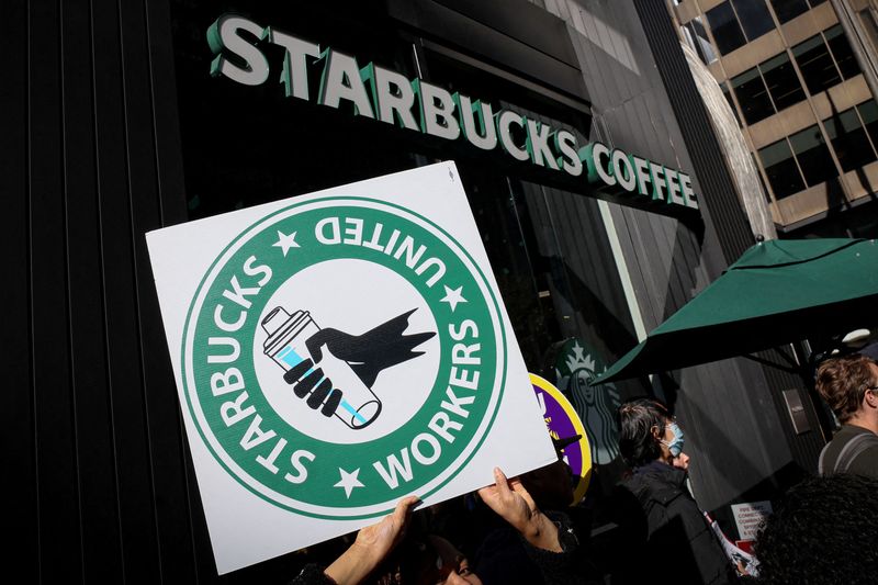 &copy; Reuters. FILE PHOTO: Members of the Starbucks Workers Union and other labor organization picket and hold a rally outside a company owned Starbucks store, in New York City, U.S., November 16, 2023.  REUTERS/Brendan McDermid/File Photo