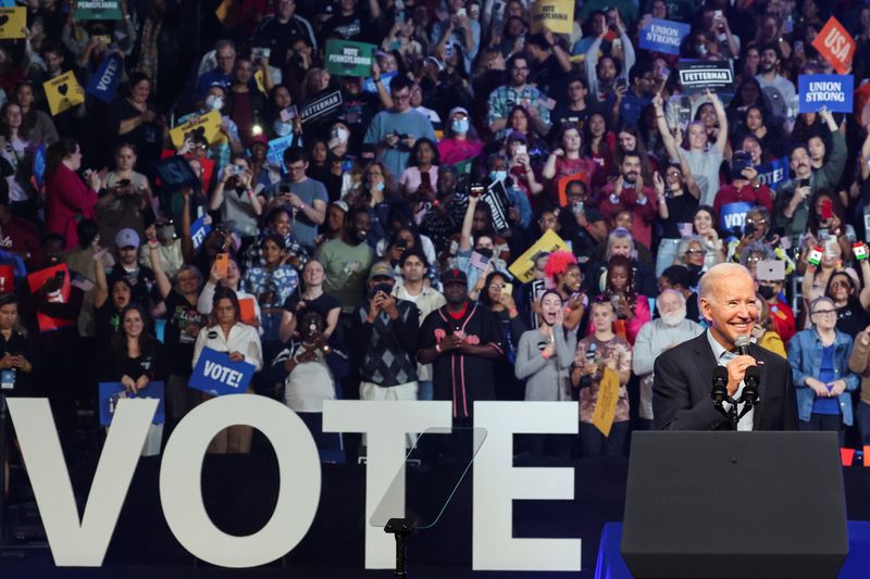 &copy; Reuters. U.S. President Joe Biden campaigns in support of Democratic U.S. senatorial candidate John Fetterman and Democratic nominee for Pennsylvania governor Josh Shapiro, in Philadelphia, Pennsylvania, U.S., November 5, 2022. REUTERS/Hannah Beier/File Photo