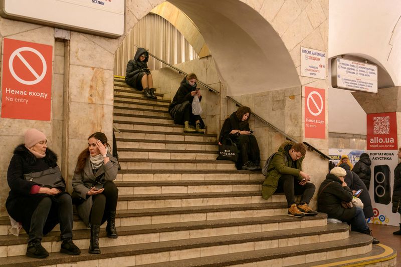 &copy; Reuters. People taker shelter inside a metro station during a Russian missile strike, amid Russia's attack on Ukraine, in Kyiv, Ukraine December 14, 2023. REUTERS/Vladyslav Musiienko