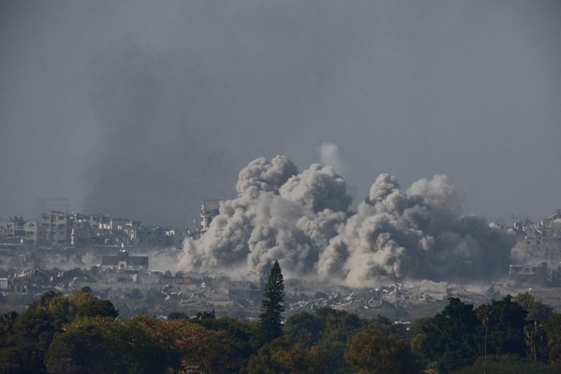 © Reuters. أعمدة دخان تتصاعد في أعقاب ضربة جوية إسرائيلية على وسط غزة يوم 11 ديسمبر كانون الأول 2023. تصوير: عامير كوهين - رويترز.