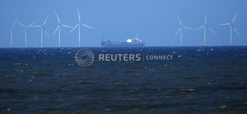 © Reuters. Navio passa pelo parque eólico offshore de Barrow, desenvolvido pelos grupos de energia britânicos e dinamarqueses Centrica e DONG Energy, na costa de Cumbria, Inglaterra
12/04/2011
REUTERS/David Moir
