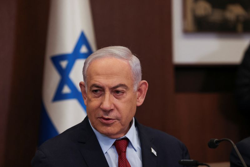 &copy; Reuters. رئيس الوزراء الإسرائيلي بنيامين نتنياهو يحضر الاجتماع الوزاري الأسبوعي في مكتب رئاسة الوزراء في القدس يوم 10 ديسمبر كانون الأول 2023. تصوير: ر