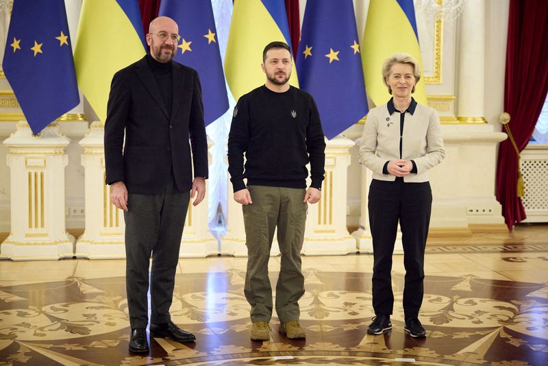 © Reuters. FILE PHOTO: Ukraine's President Volodymyr Zelenskiy, European Commission President Ursula von der Leyen and European Council President Charles Michel pose for a picture during a European Union (EU) summit, as Russia's attack on Ukraine continues, in Kyiv, Ukraine February 3, 2023. Ukrainian Presidential Press Service/Handout via REUTERS/File Photo