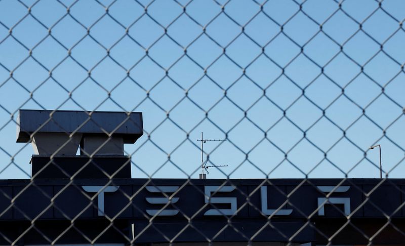 © Reuters. A Tesla sign is displayed over a Tesla showroom in Malmo, Sweden, December 14, 2023. REUTERS/ Tom Little