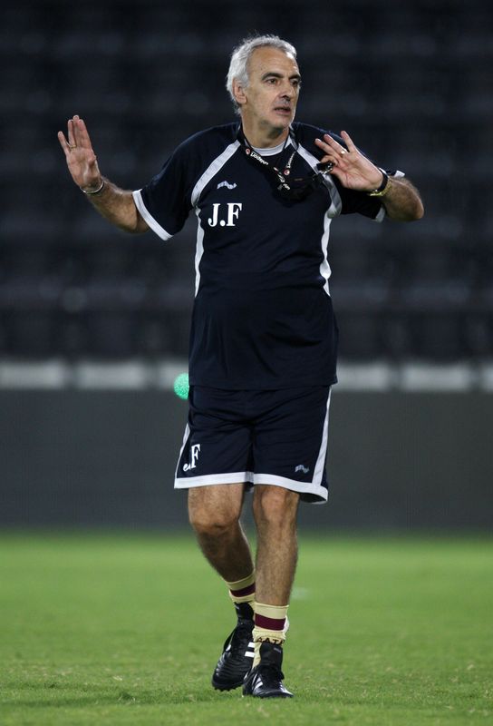 © Reuters. Foto de archivo. El entrenador del equipo nacional de Qatar, Jorge Fossati, dirige una sesión de entrenamiento de fútbol en Doha el 31 de mayo de 2008. Qatar jugará un partido de clasificación para la Copa Mundial 2010 contra China el 2 de junio. REUTERS/Fadi Al-Assaad (QATAR)