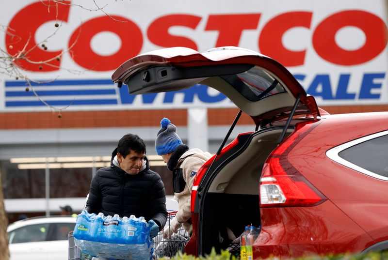 &copy; Reuters. FILE PHOTO: Shoppers load their car with bottled water at a Costco Wholesalers in Chingford, Britain March 15, 2020. REUTERS/John Sibley/File Photo
