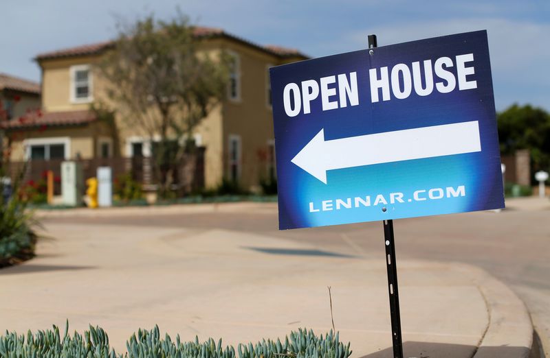 &copy; Reuters. FILE PHOTO: Newly constructed houses built by Lennar Corp are pictured in Leucadia, California March 18, 2015.   REUTERS/Mike Blake/File Photo