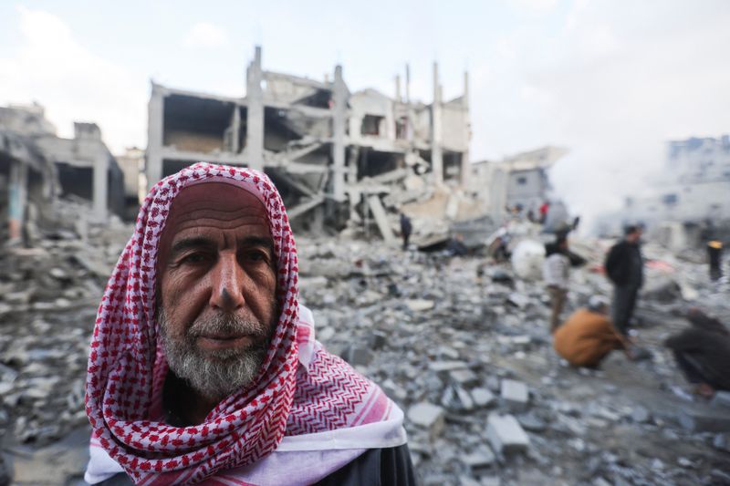 © Reuters. A Palestinian man looks on at the site of Israeli strikes on houses in Khan Younis, in the southern Gaza Strip December 14, 2023. REUTERS/Ibraheem Abu Mustafa