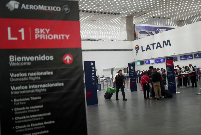 &copy; Reuters. FOTO DE ARCHIVO: Pasajeros caminan en el aeropuerto internacional Benito Juárez después de que la Administración Federal de Aviación (FAA) dijo el jueves que ha mejorado la calificación de seguridad aérea de México, una medida que permitirá a las 