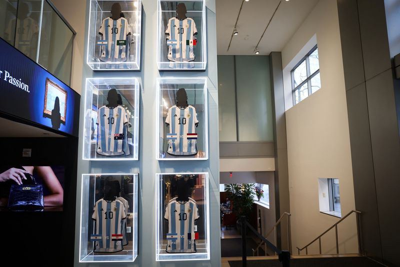 &copy; Reuters. Seis camisas usadas por Messi durante a Copa do Mundo de 2022 são exibidas durante uma prévia para a imprensa antes de seu leilão na Sotheby's em Nova York
30/11/2023
REUTERS/Mike Segar
