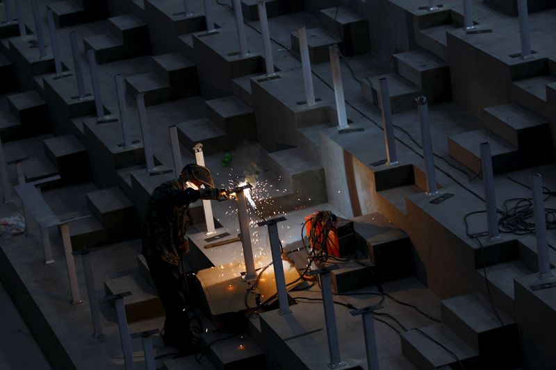 &copy; Reuters. FILE PHOTO: A worker welds at a market under construction in Kunming, Yunnan province, August 12, 2015. REUTERS/Wong Campion/File Photo