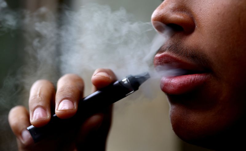 &copy; Reuters. 　１２月１４日、世界保健機関（ＷＨＯ）は、各国政府に対し、電子たばこを従来型たばこと同様に扱い、すべてのフレーバー（風味付け）を禁じるよう要請した。写真は電子たばこを吸う