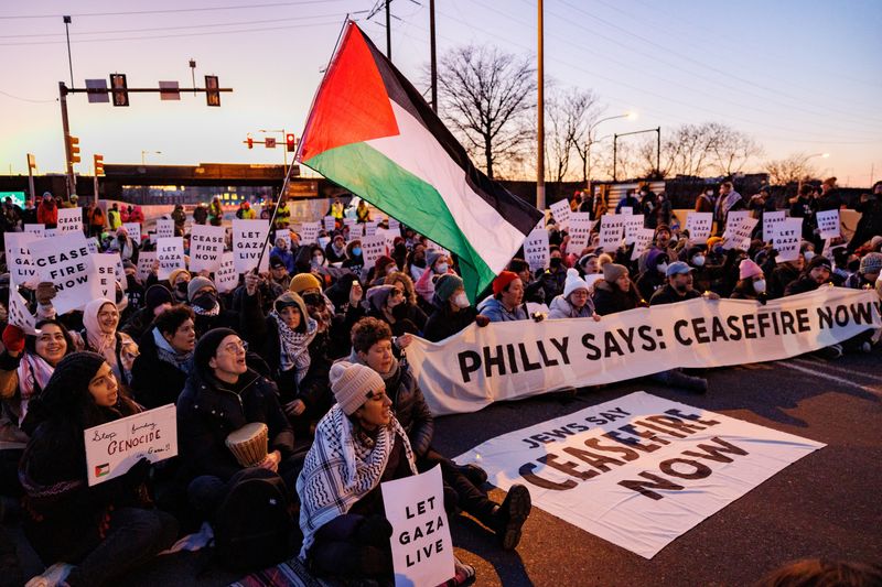 &copy; Reuters. متظاهرون من جماعة الصوت اليهودي من أجل السلام خلال احتجاجات بمدينة فيلادلفيا الأمريكية لوقف إطلاق النار في الحرب بين إسرائيل وحماس بغزة يو