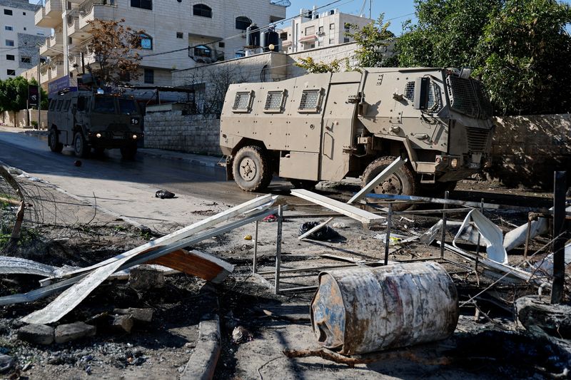 &copy; Reuters. مدرعات عسكرية إسرائيلية تمر خلال غارة في جنين بالضفة الغربية المحتلة يوم الخميس. تصوير: رنين صوافطة - رويترز.
