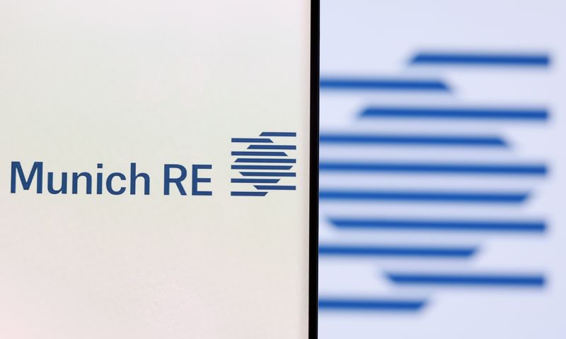 &copy; Reuters. Il logo di Munich Re sullo schermo di uno smartphone. REUTERS/Dado Ruvic