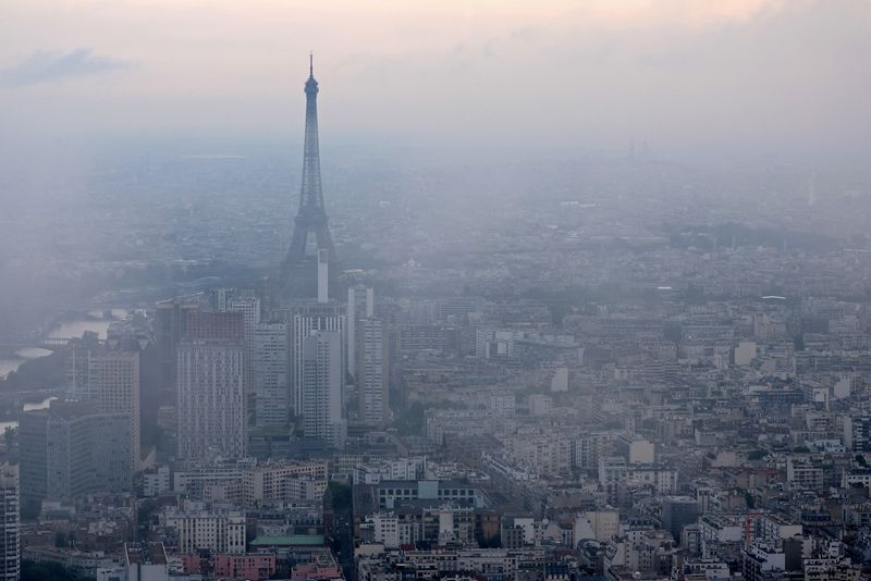 &copy; Reuters. FILE PHOTO: An aerial view shows the Eiffel Tower, the city rooftops of residential apartment buildings and the Paris skyline, France, June 19, 2023. REUTERS/Stephanie Lecocq/File Photo