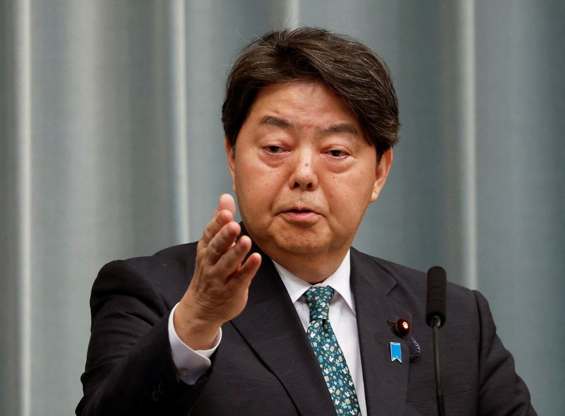 &copy; Reuters. يوشيماسا هاياشي كبير أمناء مجلس الوزراء الياباني يتحدث هلال مؤتمر صحفي في طوكيو يوم الخميس. تصوير: إيسي كاتو - رويترز.