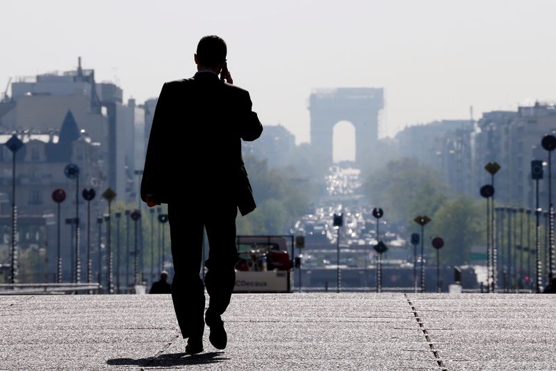 &copy; Reuters. Un homme d'affaires marche sur l'esplanade de La Défense, dans le quartier financier à l'ouest de Paris. /Photo d'archives prise le 10 avril 2014/REUTERS/Gonzalo Fuentes