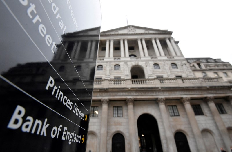 &copy; Reuters. FOTO DE ARCHIVO. El edificio del Banco de Inglaterra (BoE) se refleja en un cartel, en Londres, Reino Unido. 16 de diciembre de 2021. REUTERS/Toby Melville