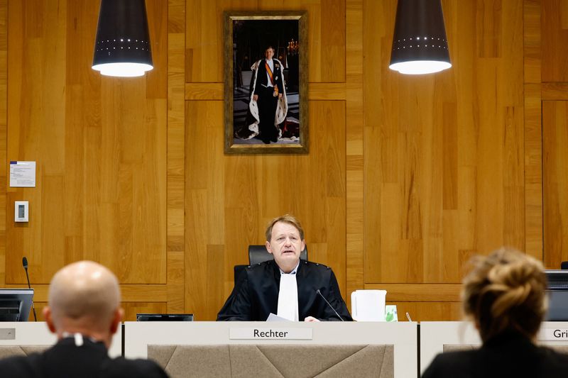 &copy; Reuters. القاضي هانز فيتر خلال  جلسة استماع في قضية ضد الدولة الهولندية أطلقتها منظمات حقوق الإنسان، التي تقول إن تصدير أجزاء طائرات مقاتلة من طراز إ
