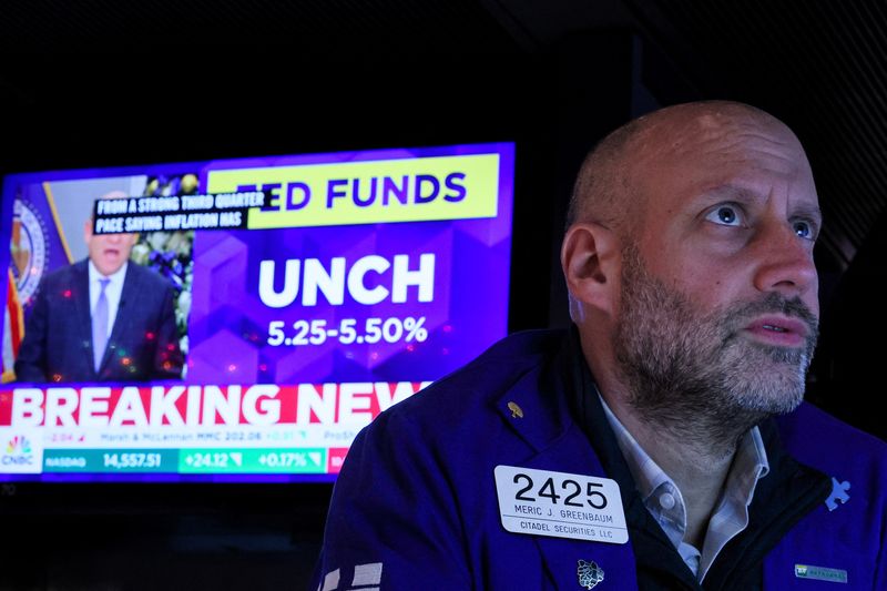 &copy; Reuters. FILE PHOTO: A trader reacts as a screen displays the Fed rate announcement on the floor of the New York Stock Exchange (NYSE) in New York City, U.S., December 13, 2023.  REUTERS/Brendan McDermid/File Photo