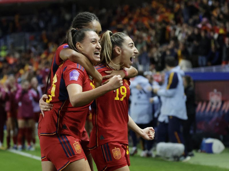 &copy; Reuters. ثلاث لاعبات إسبانيات يحتفلن بعد تسجيل فريقهن الهدف الرابع في مباراة أمام السويد بدوري الأمم الأوروبية للسيدات في إسبانيا في الخامس من ديسب