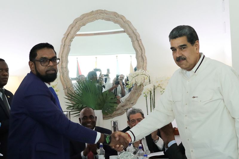 &copy; Reuters. Nicolás Maduro e Irfaan Ali se reúnem em Kingstown
 14/12/2023   Divulgação via REUTERS