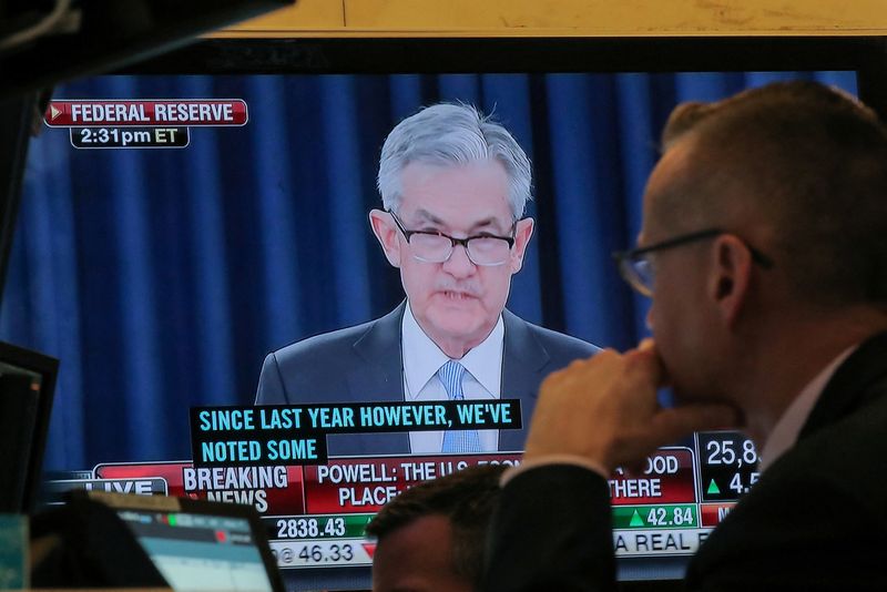 &copy; Reuters. FILE PHOTO: A trader watches U.S. Federal Reserve Chairman Jerome Powell on a screen during a news conference following the two-day Federal Open Market Committee (FOMC) policy meeting, on the floor at the New York Stock Exchange (NYSE) in New York, U.S., 