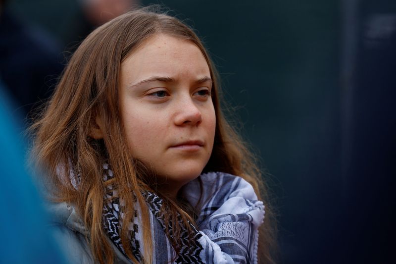 &copy; Reuters. FOTO DE ARCHIVO. Greta Thunberg asiste a la marcha por el clima y la justicia para exigir un cambio político antes de las elecciones en Amsterdam, Países Bajos, 12 de noviembre de 2023. REUTERS/Piroschka van de Wouw