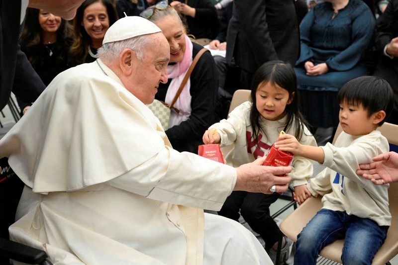 &copy; Reuters. البابا فرنسيس بابا الفاتيكان مع طفلين خلال عظة أسبوعية عامة في الفاتيكان يوم 13 ديسمبر كانون الأول 2023. صورة حصلت عليها رويترز من المكتب الإعل
