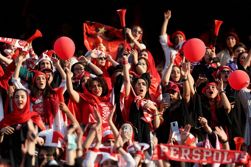 &copy; Reuters. Torcedoras do Irã em partida Persepolis x Sanat Naft-e Abadan em 2022
 31/8/2022    Majid Asgaripour/WANA (West Asia News Agency) via REUTERS