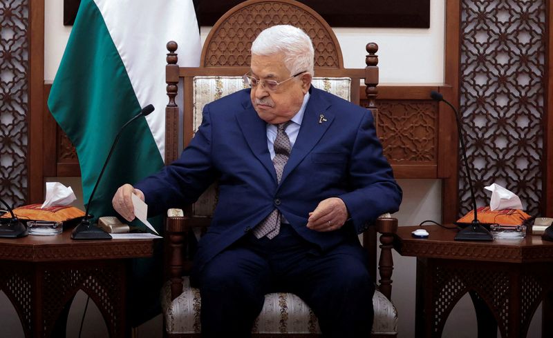 &copy; Reuters. الرئيس الفلسطيني محمود عباس خلال اجتماع في رام الله بالضفة الغربية يوم 23 نوفمبر تشرين الأول 2023. صورة لرويترز من ممثل لوكالات الأنباء.