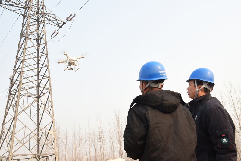 &copy; Reuters. Funcionários da State Grid  operam drone para inspecionar linha de transmissão na China
28/12/2017