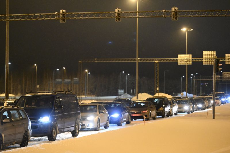 &copy; Reuters. Foto del jueves de autos epserando para cruzar la frontera en el paso cerrado de Vaalimaa, entre Finlandia y Rusia 
Dic 13, 2023. Heikki Saukkomaa/Lehtikuva/via REUTERS/
