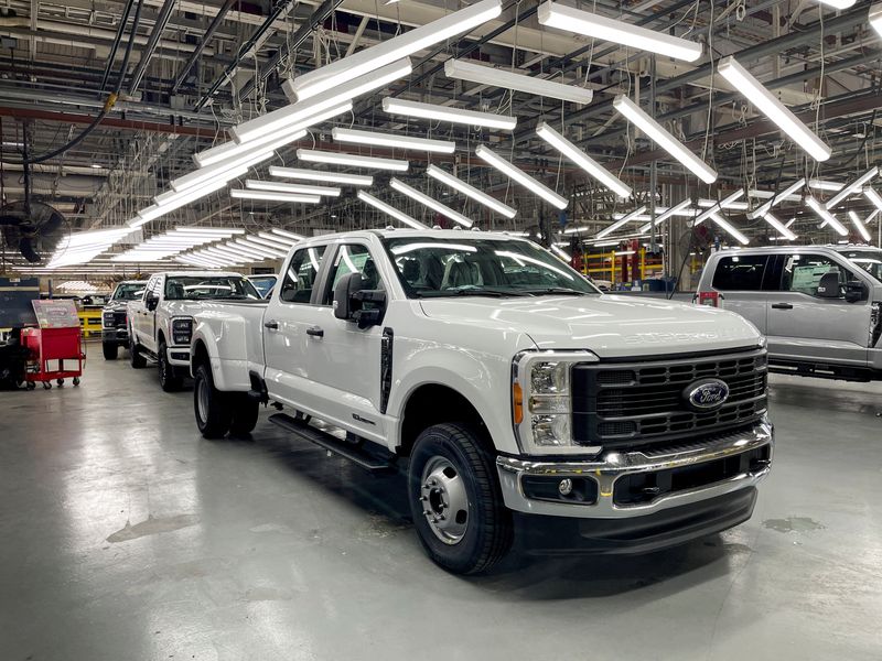 © Reuters. FILE PHOTO: Ford Super Duty trucks are seen at the Kentucky Truck assembly plant in Louisville, Kentucky, U.S., April 27, 2023. REUTERS/Joseph White/File Photo