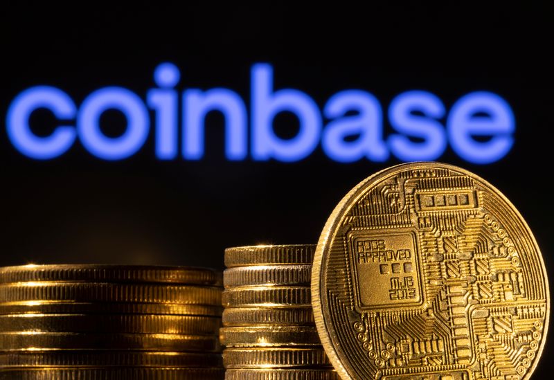 &copy; Reuters. FOTO DE ARCHIVO: Una representación de una criptodivisa se ve delante del logo de Coinbase en esta ilustración tomada, el 4 de marzo de 2022. REUTERS/Dado Ruvic/Ilustración/Archivo