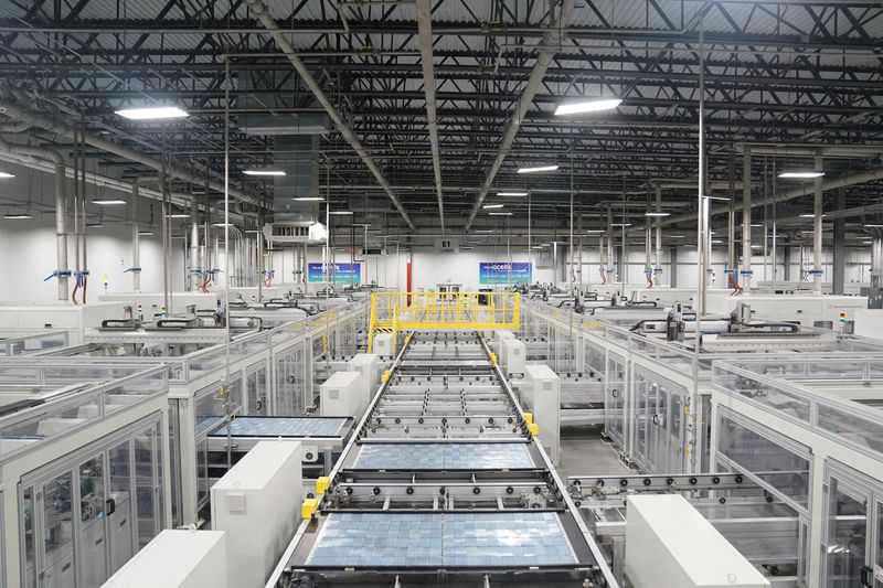 &copy; Reuters. ألواح طاقة شمسية داخل مصنع في دالتون بجورجيا في الولايات المتحدة الأمريكية في الثاني من مارس آذار 2023. تصوير: ميجان فارنر - رويترز.