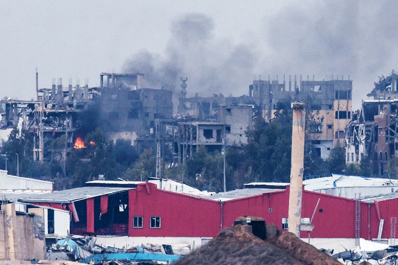 &copy; Reuters. Smoke rises inside northern Gaza Strip following an airstrike, amid the ongoing conflict between Israel and the Palestinian Islamist group Hamas, as seen from southern Israel, December 14, 2023. REUTERS/Amir Cohen/File Photo