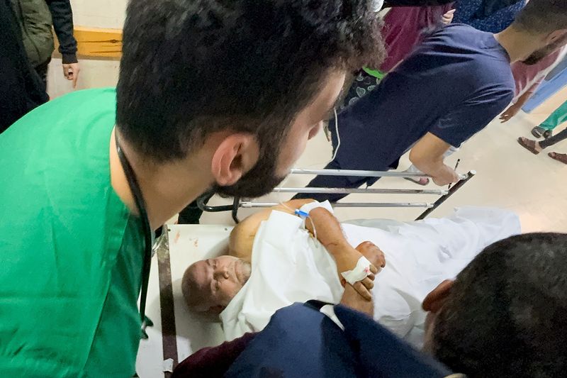 © Reuters. صحفي الجزيرة وائل الدحدوح الذي أصيب في قصف إسرائيلي بمستشفى ناصر في خان يونس بجنوب قطاع غزة يوم الجمعة. تصوير باسم مسعود - رويترز.