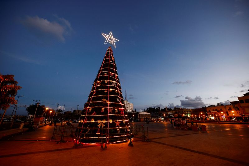 &copy; Reuters. شجرة عيد الميلاد في مدينة صور الساحلية بجنوب لبنان يوم 12 ديسمبر كانون الأول 2023. تصوير: يارا ناردي - رويترز.
