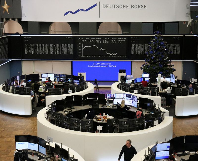 &copy; Reuters. شاشة إلكترونية تعرض بيانات مؤشر داكس الألماني في بورصة فرانكفورت يوم الجمعة. تصوير: رويترز.