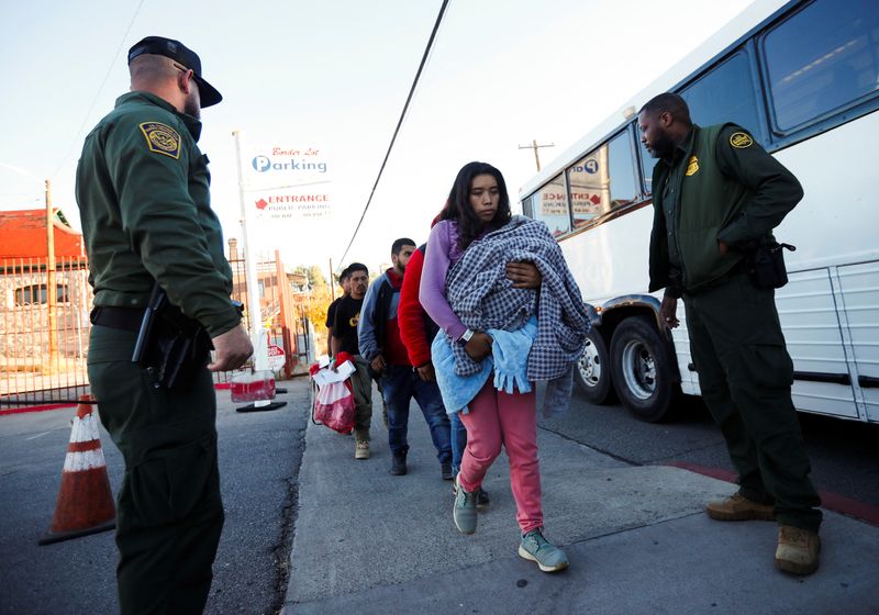 © Reuters. Migrants board a bus to be transported to a shelter after being processed, as Mexican families continue to be displaced by cartel violence and are requesting asylum in the U.S., in Nogales, Arizona, U.S. November 11, 2023.  REUTERS/Daniel Becerril