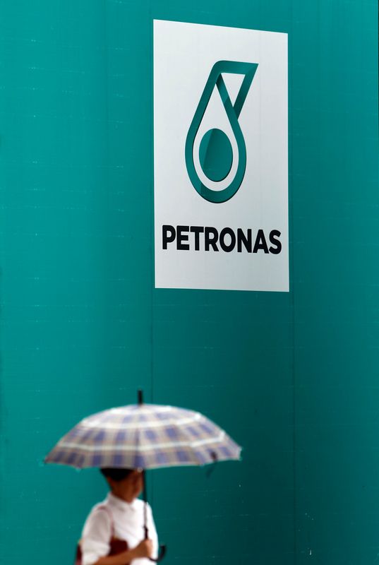 &copy; Reuters. شعار شركة بتروناس في كوالالمبور في ماليزيا في صورة من أرشيف رويترز.