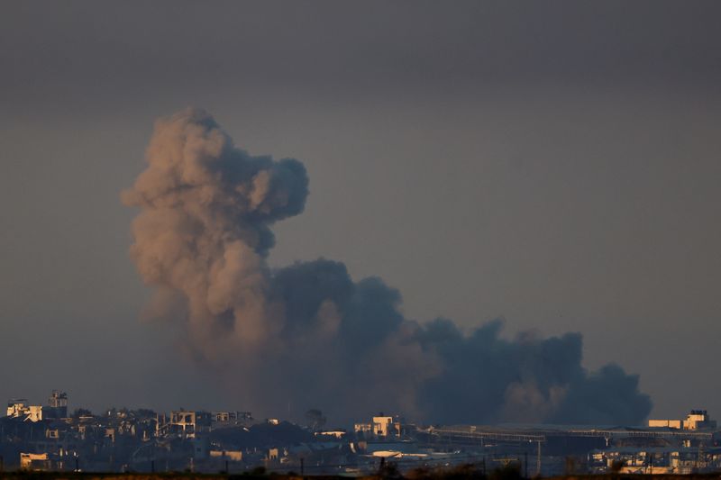 &copy; Reuters. دخان يتصاعد من وسط قاطع غزة جراء قصف إسرائيلي وسط الصراع بين إسرائيل وحركة المقاومة الإسلامية الفلسطينية حماس، كما يظهر من جنوب إسرائيل يوم